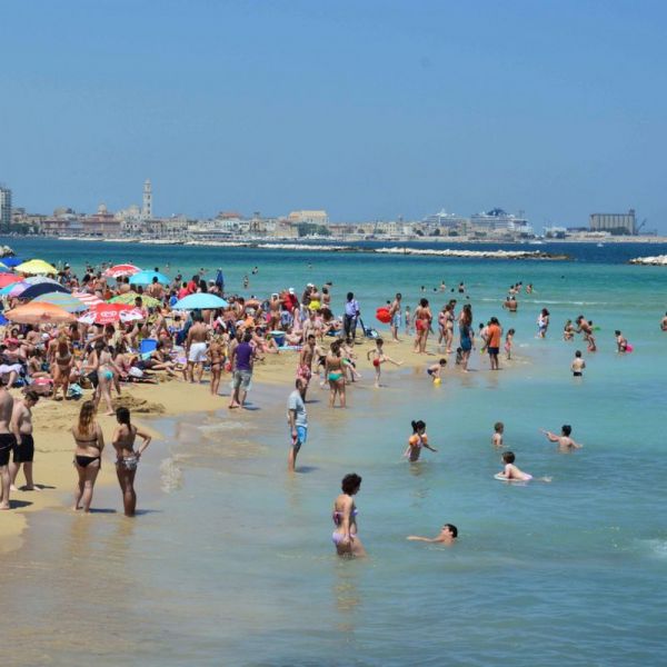 Federalberghi, previsti 18 milioni di turisti ad agosto
