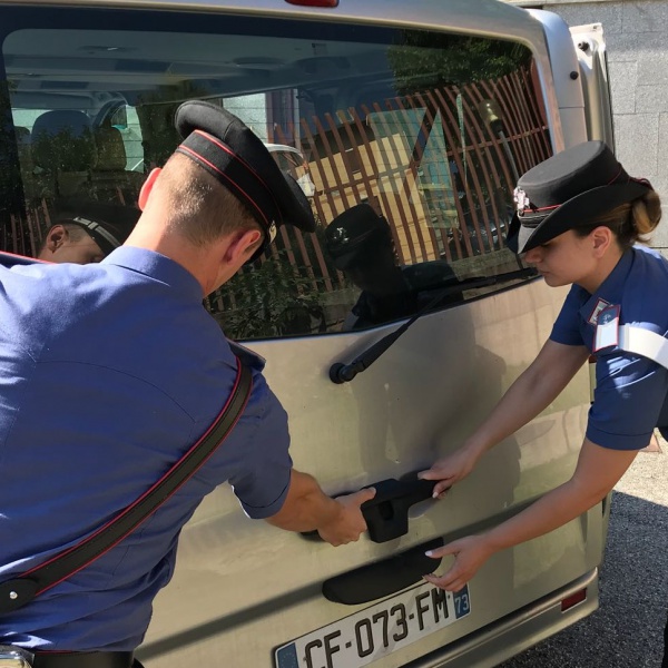 Francia, bambina segregata nel bagagliaio di un'auto