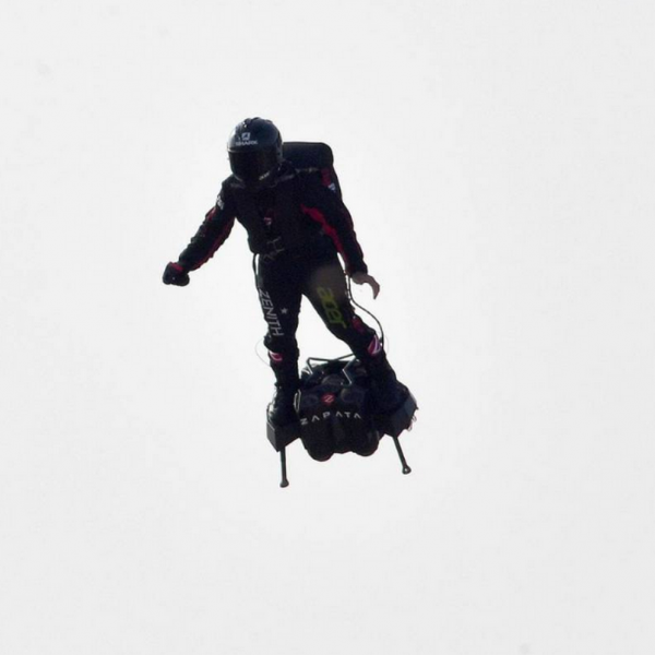 Francia, uomo trasvola la Manica con hoverboard