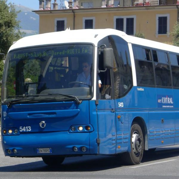 Frosinone, autista bus picchia immigrato, si cercano testimoni