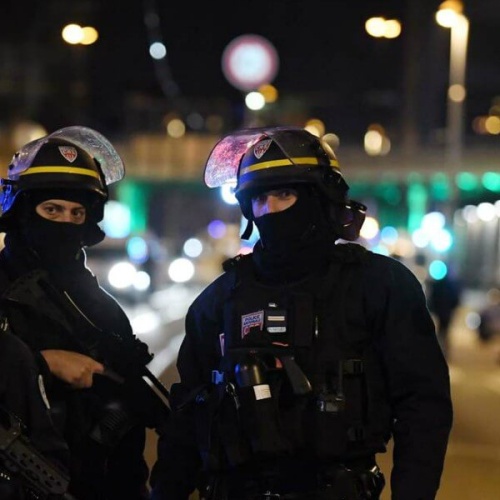 GB, Manchester, uomo ferisce tre persone, urlando Allah
