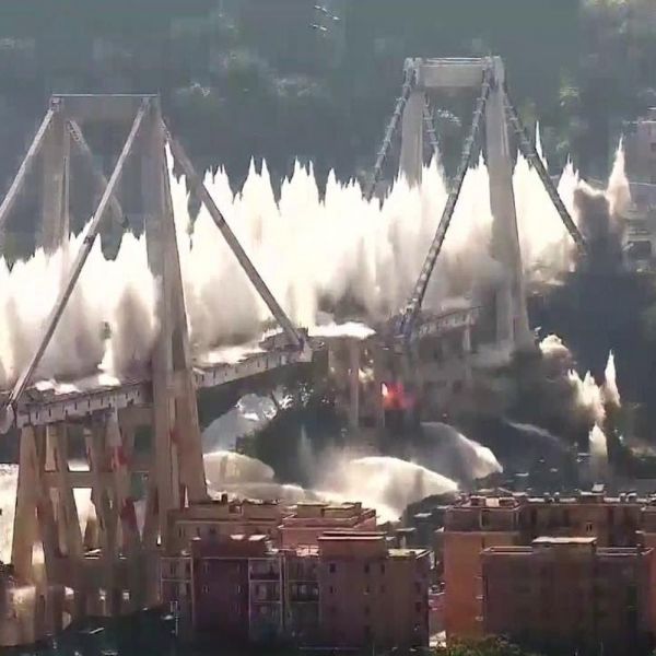 Genova, Ponte Morandi, abbattute le pile 10 e 11, lungo applauso