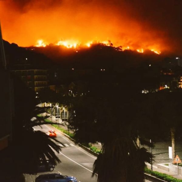 Genova, vasto incendio, sfollati e scuole chiuse