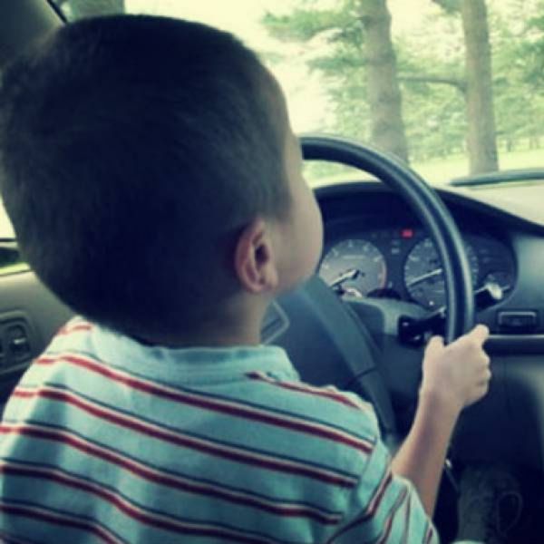 Germania, bimbo di 8 anni in autostrada a 140 km orari