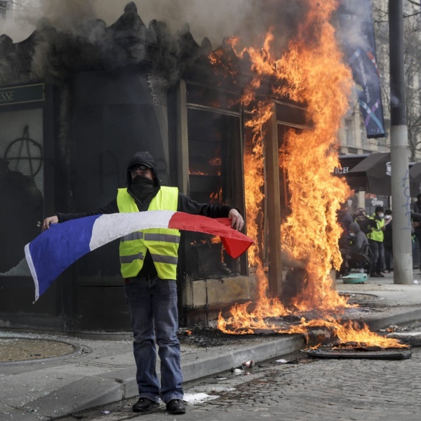 Gilet Gialli, ancora scontri e devastazioni, Macron torna a Parigi