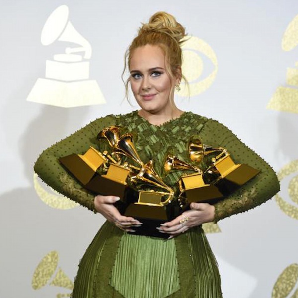 Grammy, Adele è regina della serata tra emozioni e standing ovation