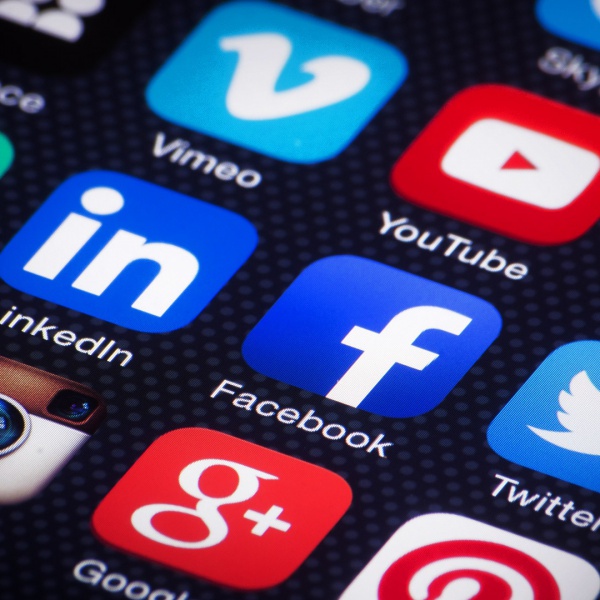Il 59% degli italiani è sui social, il 92% usa internet