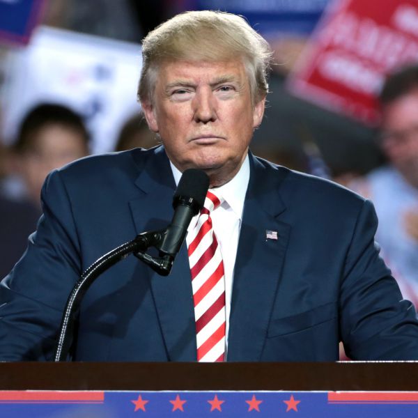 Il presidente Usa Donald Trump ritwitta 62 post in un'ora