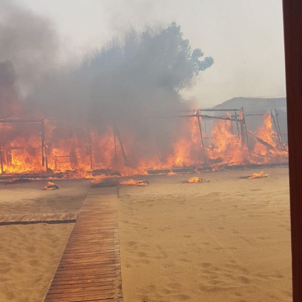 Incendi, in fiamme lidi a Catania, gente in mare