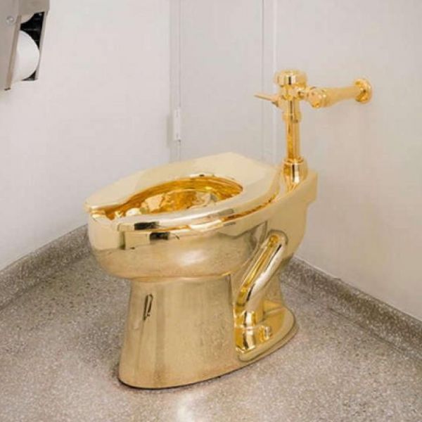 Inghilterra, rubato il water d'oro di Maurizio Cattelan