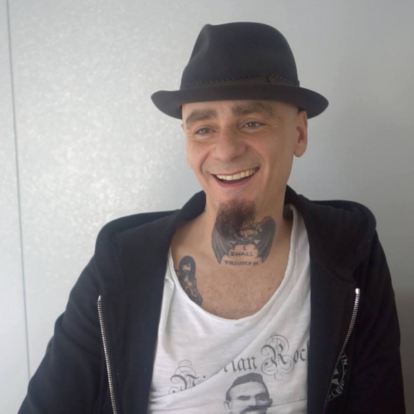 J-Ax sul cyberbullismo: "Sapete come li ho sconfitti? Con un sorriso"