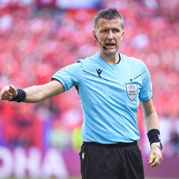 L'arbitro italiano Daniele Orsato in corsa per la finale degli Europei