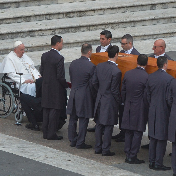 L'ultimo Saluto Al Papa Emerito, Benedetto XVI, In Piazza San Pietro ...