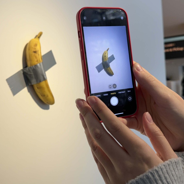 La banana di Maurizio Cattelan all'asta a New York per oltre un milione ...