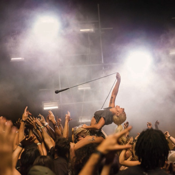 Lady Gaga scatenata nel video di "Perfect Illusion"