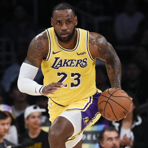 LeBron James, dure accuse a proprietari football americano