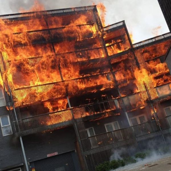 Londra, edificio in fiamme, 100 pompieri sul posto