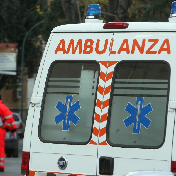 Maltempo, cade dal tetto e schiaccia il figlio, muore 14enne