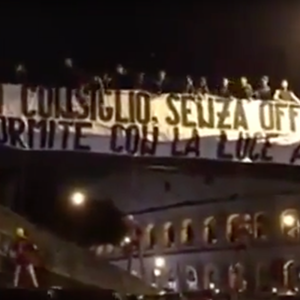 Manichini con la maglia della Roma impiccati davanti al Colosseo