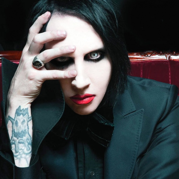 Marilyn Manson ferito dalla scenografia
