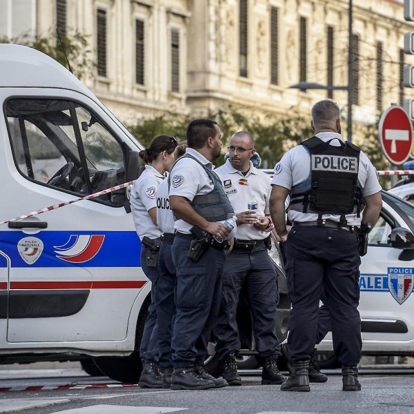 Marsiglia, spara e accoltella passanti, fermato