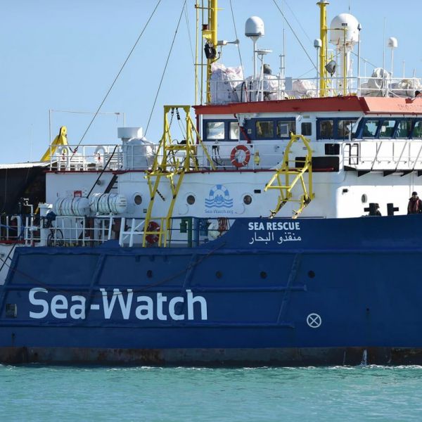 Migranti, dissequestrata la nave Sea Watch