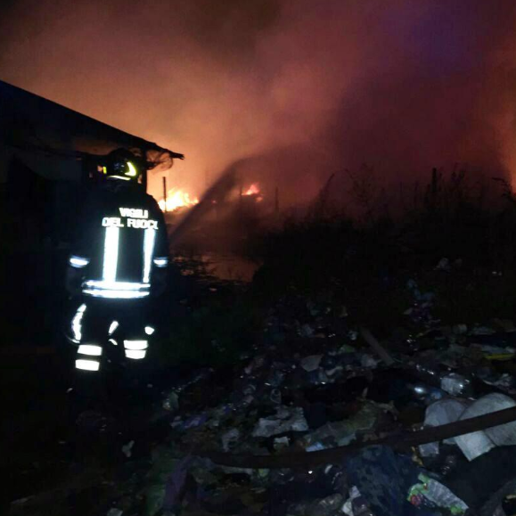 Migranti, rogo in ghetto a Foggia, un morto