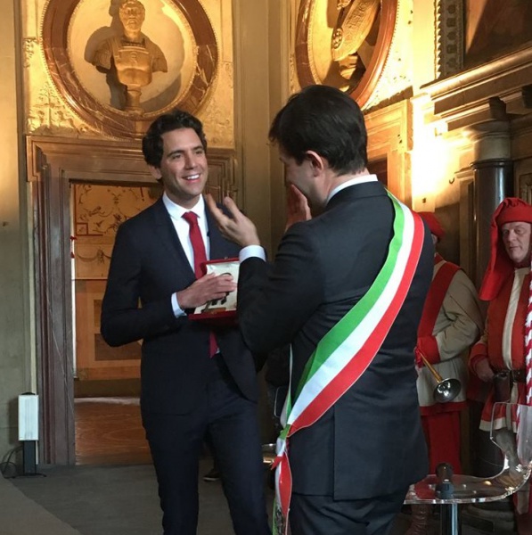 Mika: "No ad adozioni gay provoca solo negatività"
