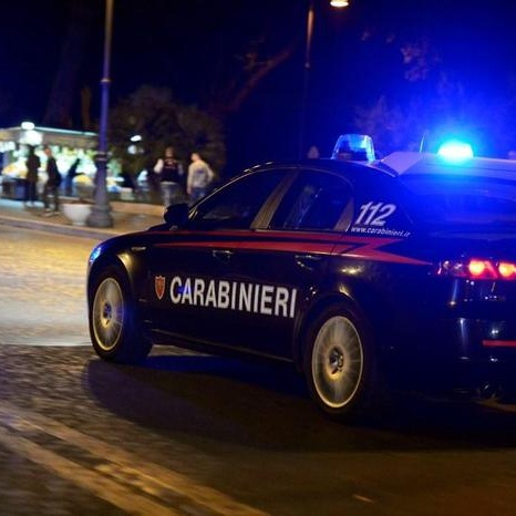 Milano, fa prostituire la figlia per giocare a slot