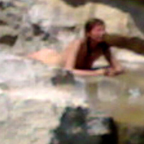 Milano, turista nuda nella fontana dell'Apple Store