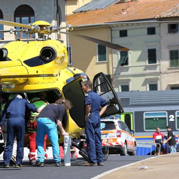 Morto travolto da treno, testimone, ridevano di lui