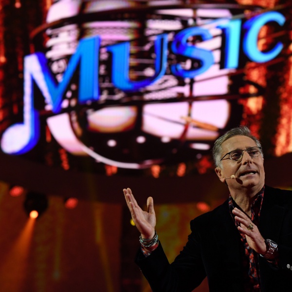 "Music" tra Marilyn Manson e Luis Fonsi