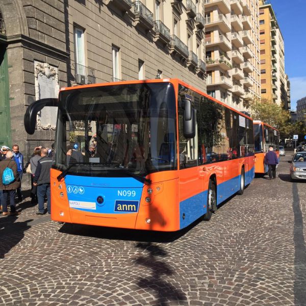 Napoli, arrivano gli agenti della polizia locale sugli autobus