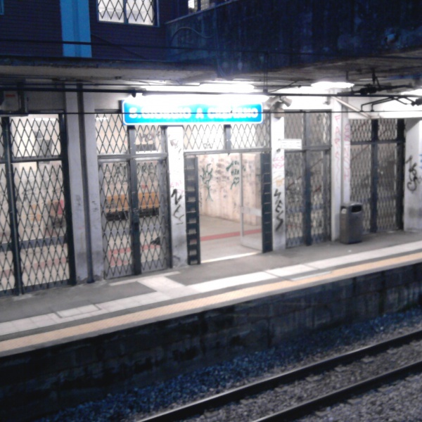 Napoli, donna violentata in ascensore in stazione