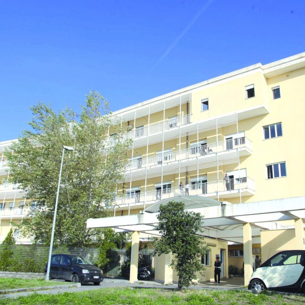 Napoli, muore donna, parenti assaltano ospedale