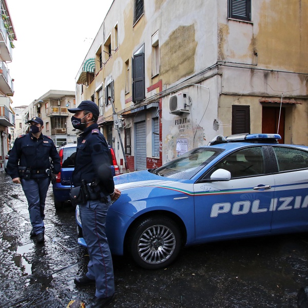 Napoli, Secondigliano: Si Lancia Dal Balcone Di Casa Per Sfuggire Ai ...