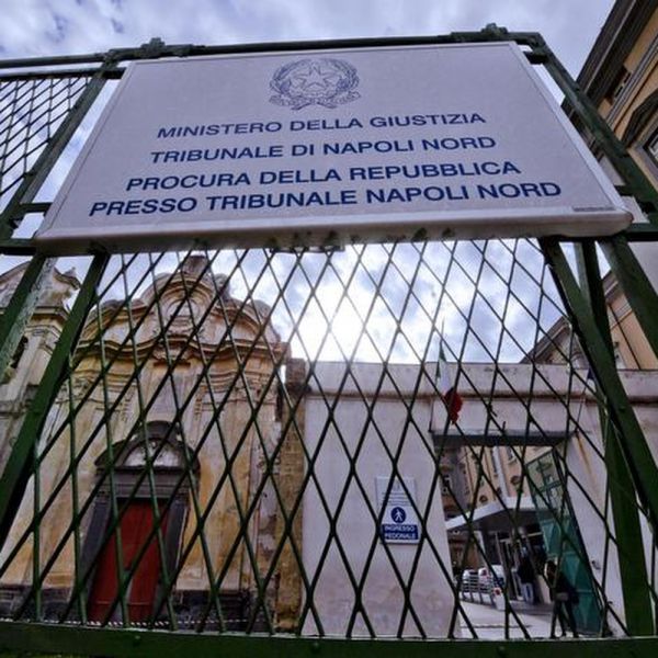 Napoli, stacca orecchio a rivale in amore