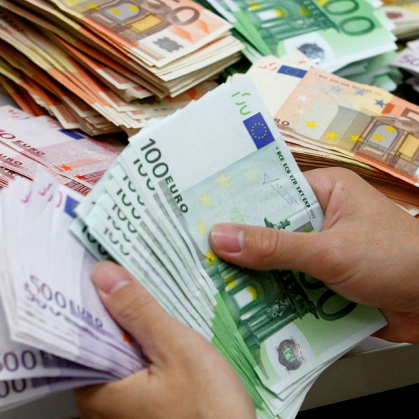 Nasconde 40mila euro in forno, fidanzata fa dolce e li brucia