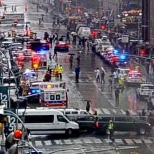 New York, elicottero si schianta contro grattacielo