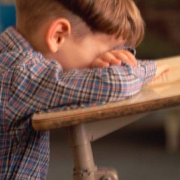 Non le fanno il regalo di fine anno, maestra rimprovera gli alunni