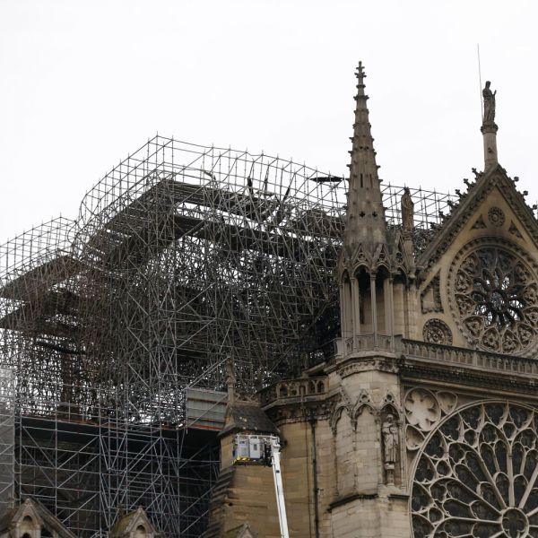 Notre-Dame, operai ammettono, fumavamo su impalcature
