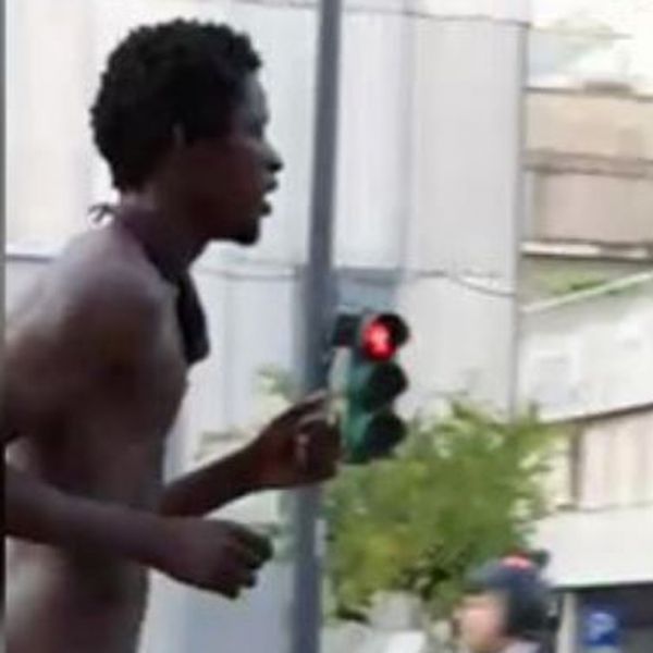 Nudo fa jogging tra le macchine a Milano, il video è virale