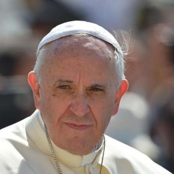 Papa, parole violente sui social distruggono le persone
