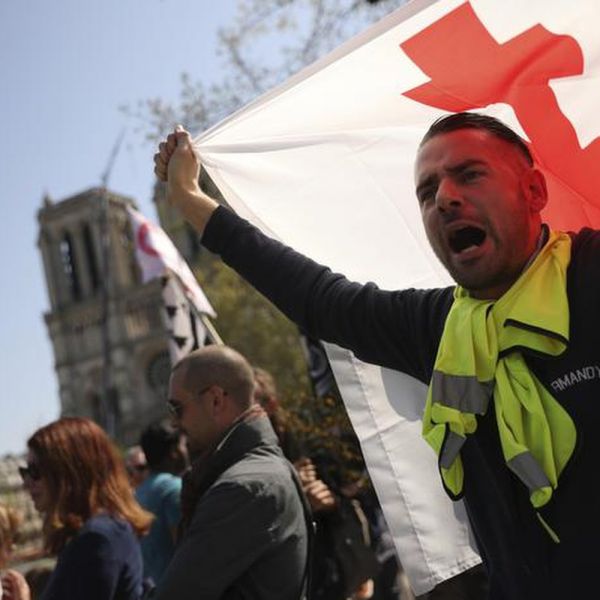 Parigi, città blindata, 70 gilet gialli arrestati
