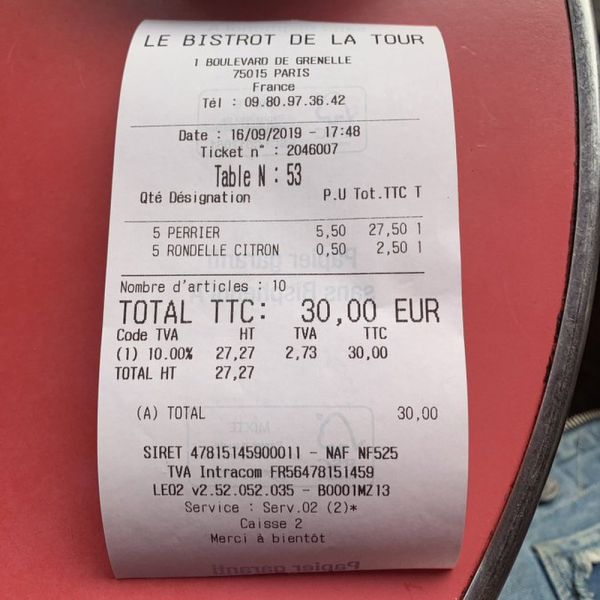 Parigi, il bar fa pagare 50 cent per una fettina di limone