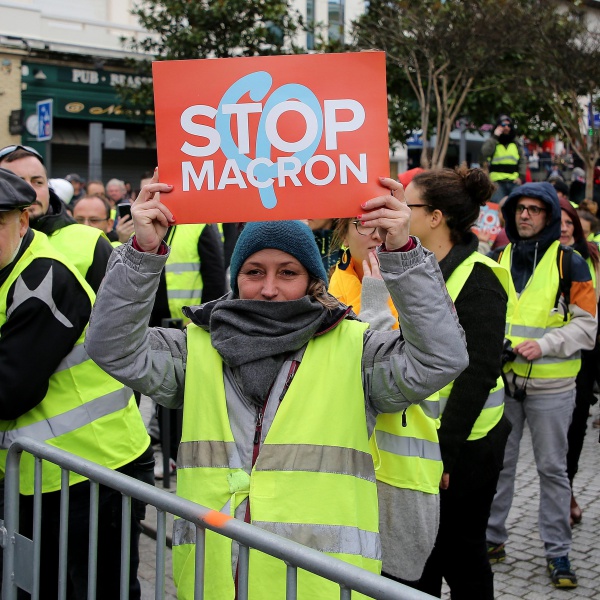 Parigi, nuova manifestazione dei gilet gialli, disordini