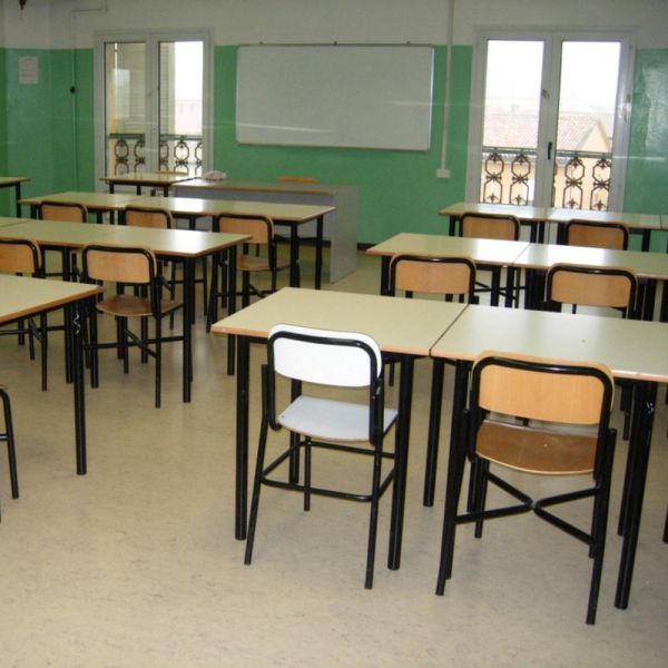 Pavia, 15enne picchiato in classe, rischia di perdere occhio