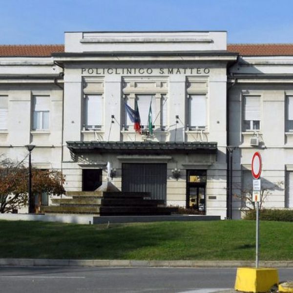 Pavia, per gioco sul cofano della macchina, 39enne in coma
