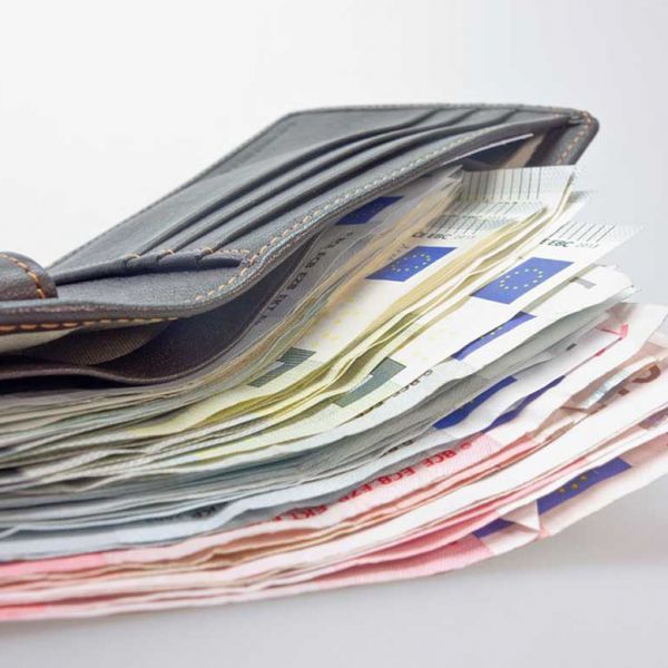 Restituisce portafogli con duemila euro, non vuole ricompensa