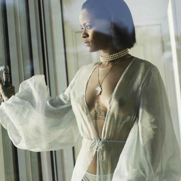 Rihanna nuda e sfrontata in "Needed Me"